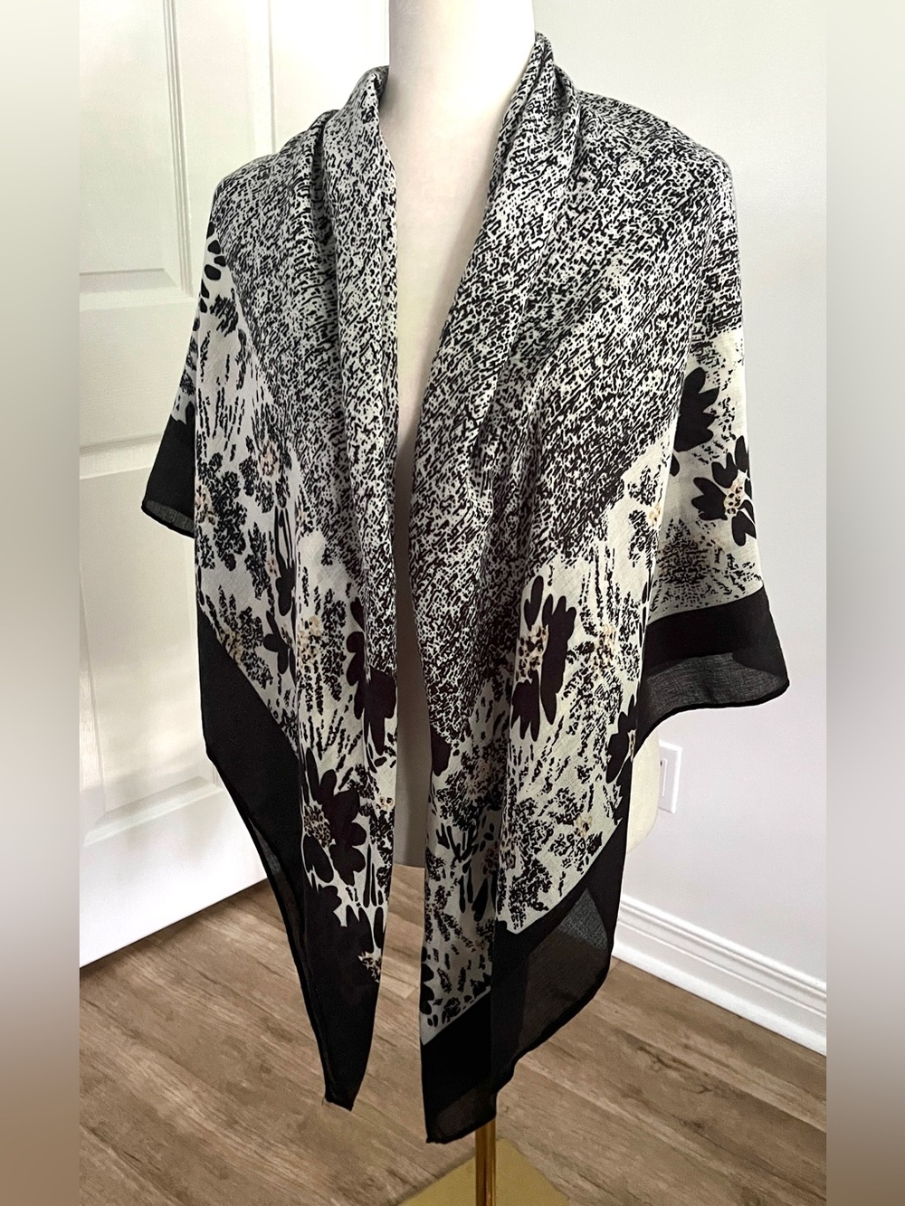 🎁Vintage Black & White Floral Oversized Scarf  •  Wrap • Butter Yellow Accents - Picture 13 of 13